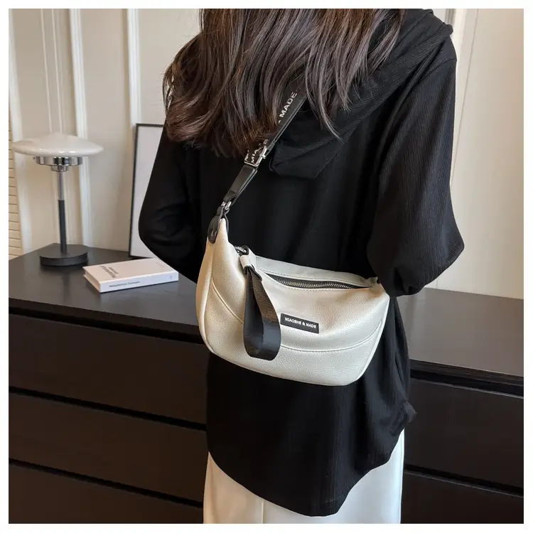 Women's French Niche Shoulder Messenger Bag Beige Black — feature 14
