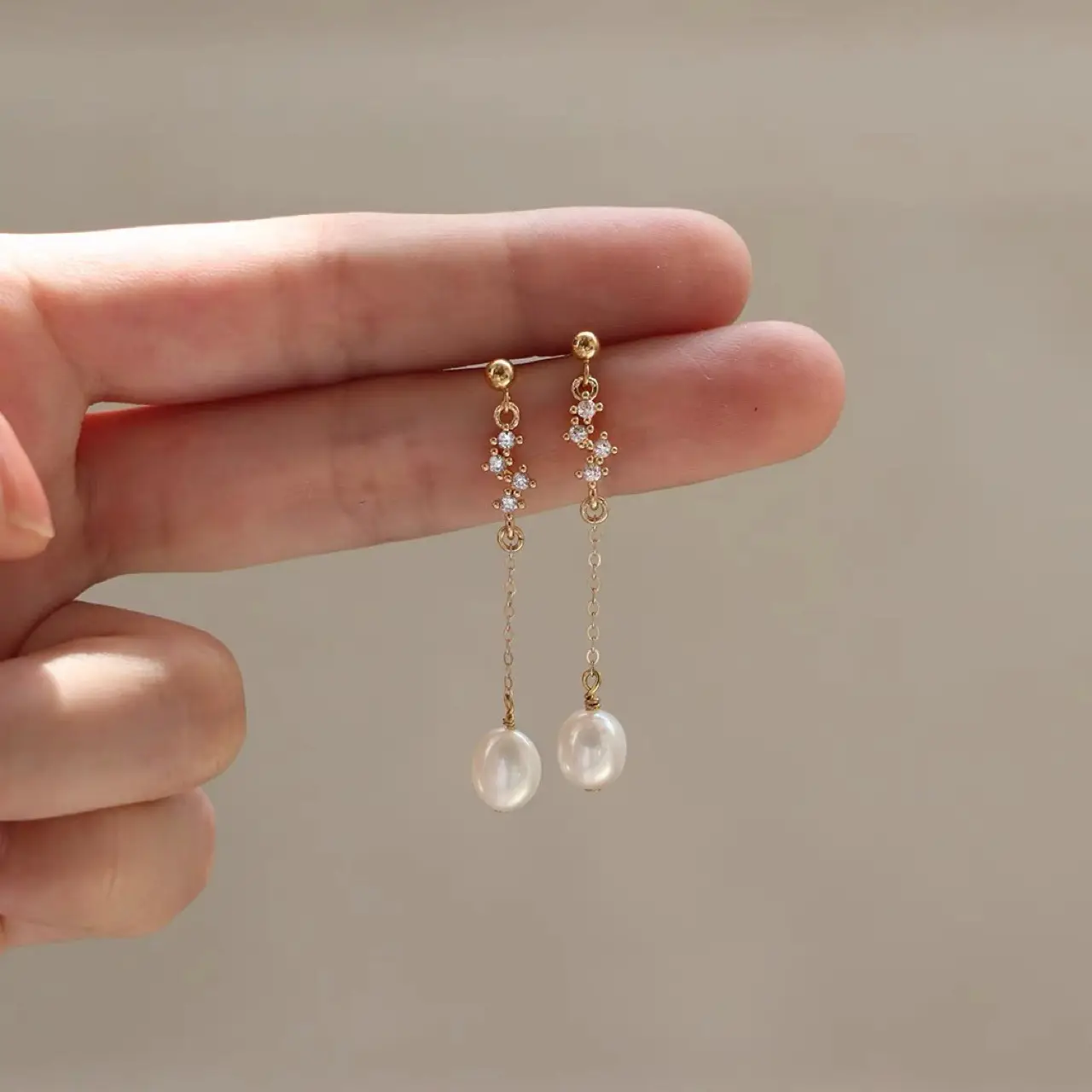 Elegant Pearl Earrings for Women with Light Luxury Design - Image 2