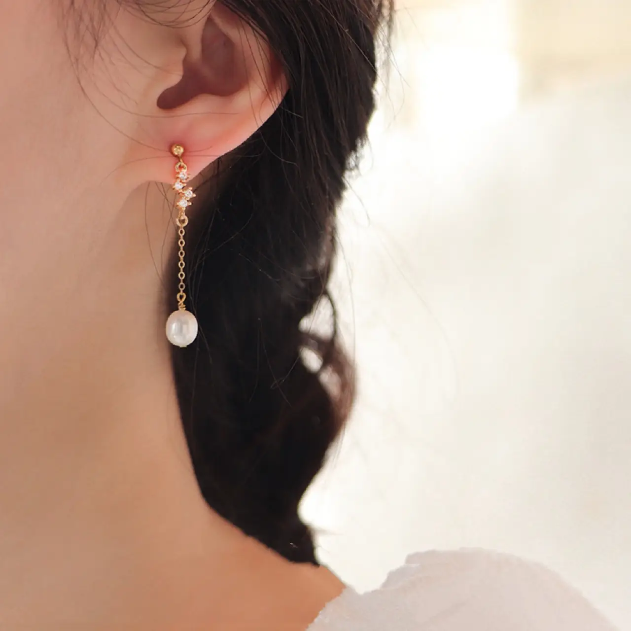 Elegant Pearl Earrings for Women with Light Luxury Design - Image 3