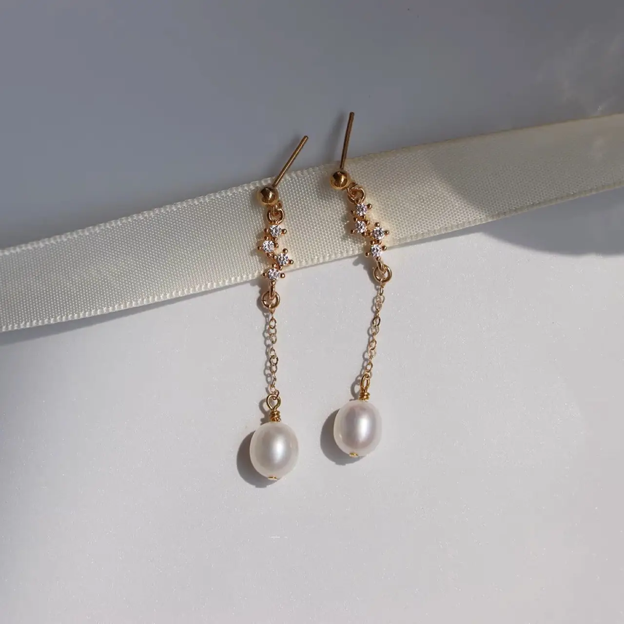 Elegant Pearl Earrings for Women with Light Luxury Design - Image 4