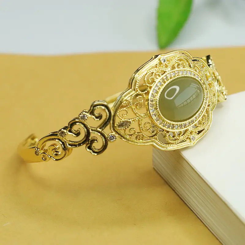 Aiyu Gold Jade Hollow Bracelet Pigeon Egg Design — feature 7
