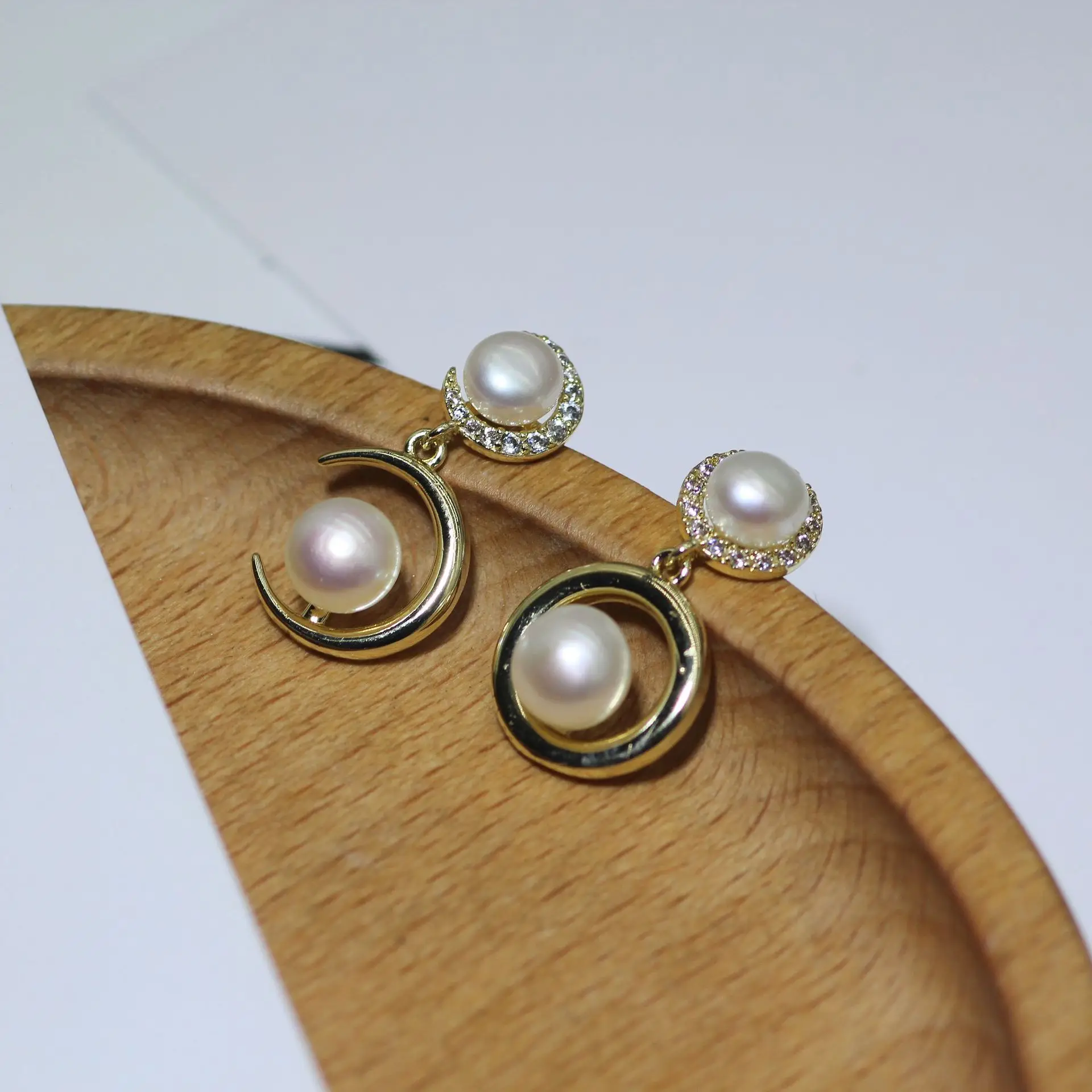 S925 Silver Pearl Moon Earrings Women's AB Design — feature 7