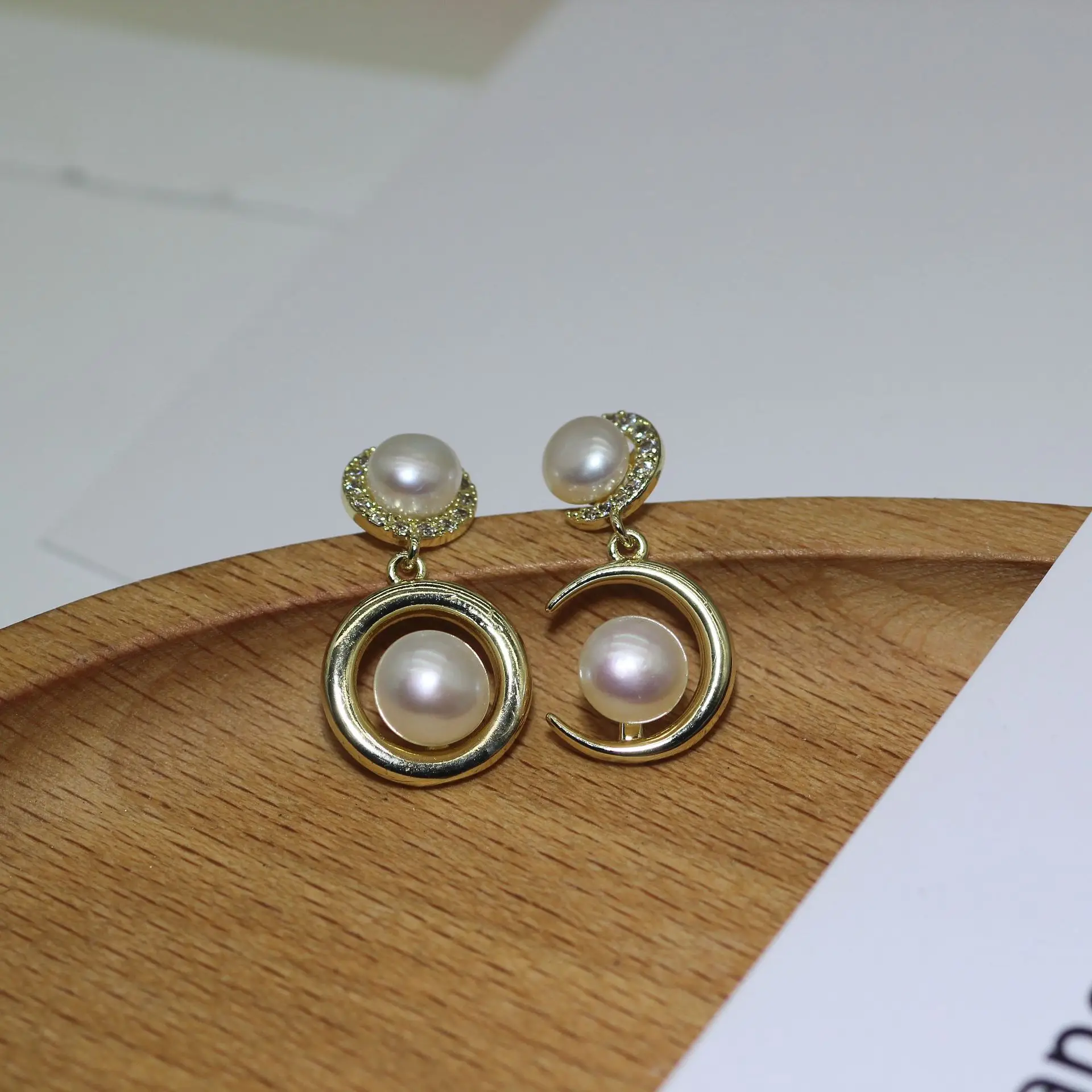 S925 Silver Pearl Moon Earrings Women's AB Design — feature 8