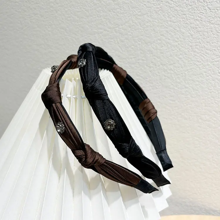 Yuqi Black Satin Skull Top Headband with Rhinestone Decor - Image 5
