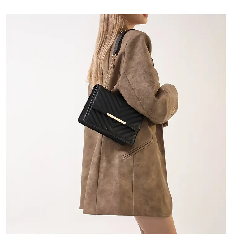 2023 Women's Mint Quilted Shoulder Messenger Bag — feature 28