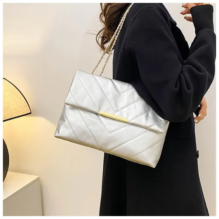 Women's Black Chain Shoulder Bag 2023 — feature 19