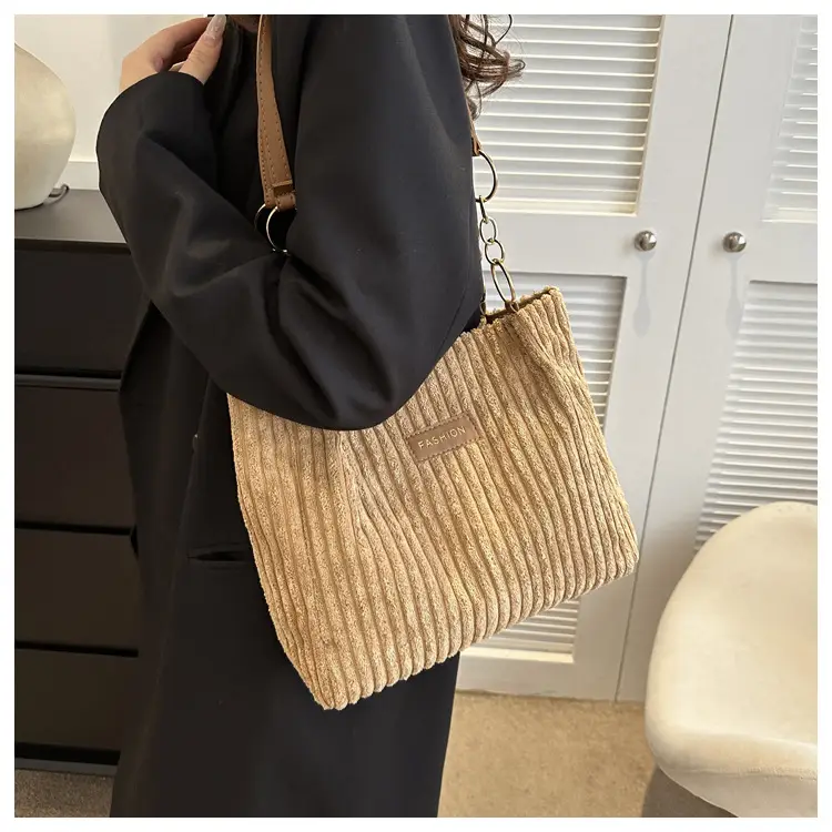 White Knitted Shoulder Bag with Gold Chain for Women — feature 10