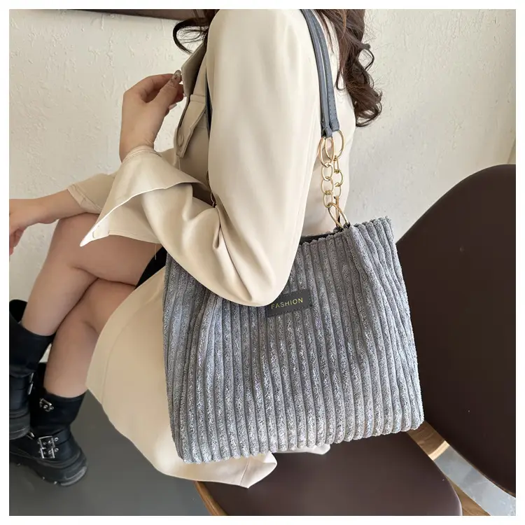White Knitted Shoulder Bag with Gold Chain for Women — feature 16