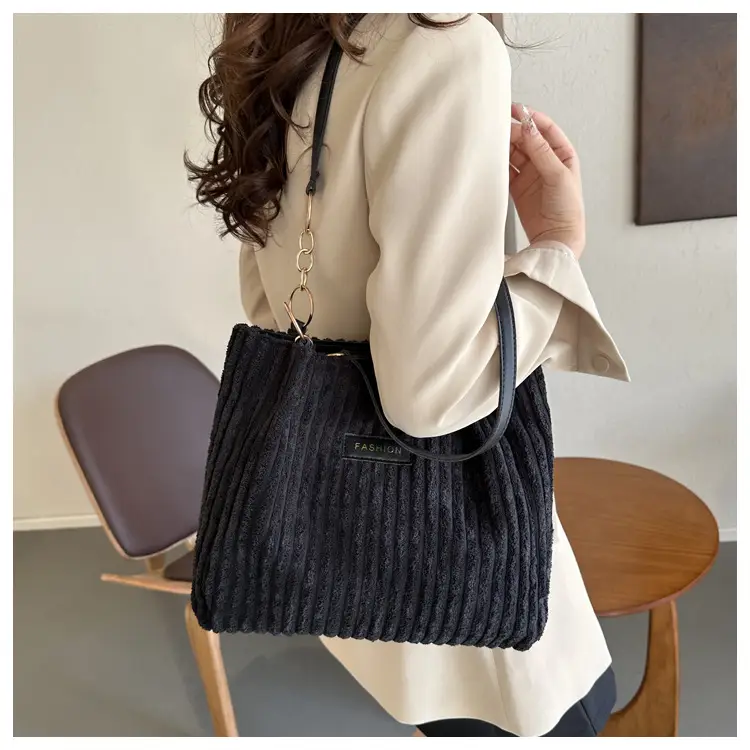 White Knitted Shoulder Bag with Gold Chain for Women — feature 17