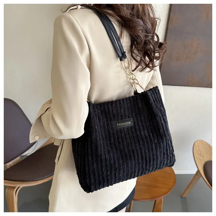 White Knitted Shoulder Bag with Gold Chain for Women — feature 18