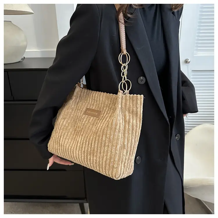 White Knitted Shoulder Bag with Gold Chain for Women — feature 8