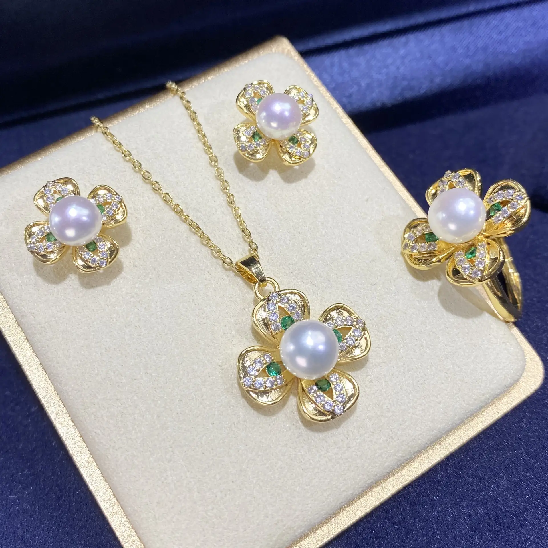 2025 Green Four-Leaf Clover Pearl Earrings Set S925 — feature 1