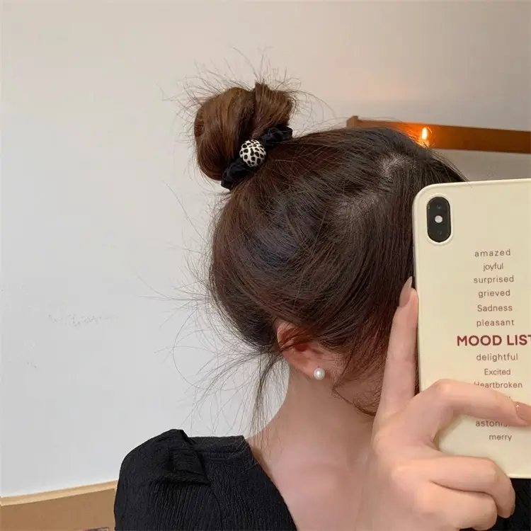 Brown Pearl Hair Band with Elastic Wrap — feature 10