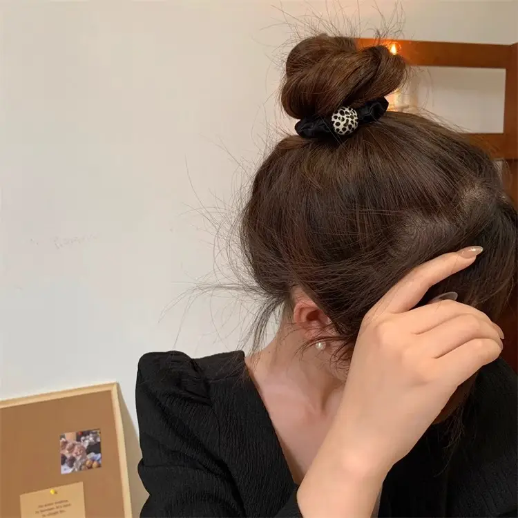 Brown Pearl Hair Band with Elastic Wrap — feature 11