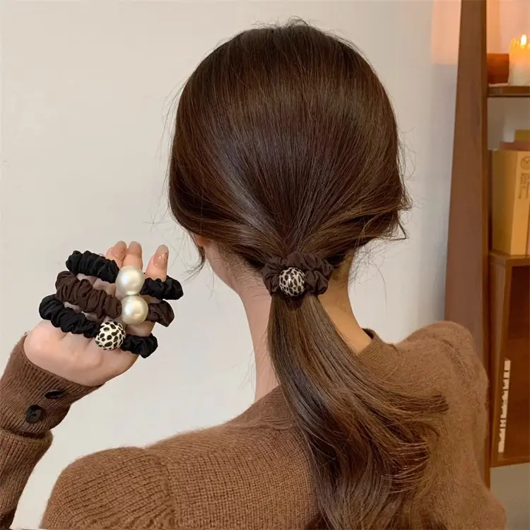 Brown Pearl Hair Band with Elastic Wrap — feature 2