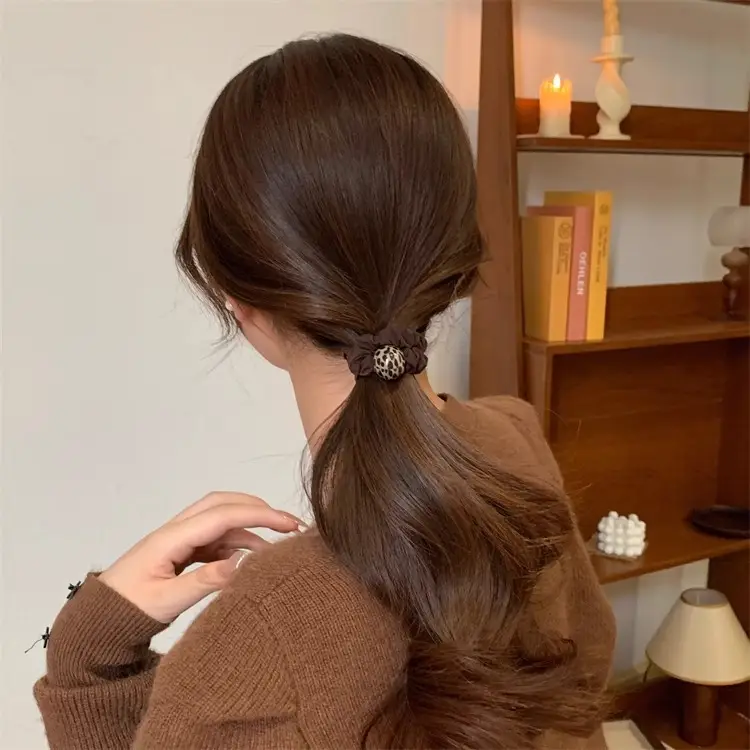 Brown Pearl Hair Band with Elastic Wrap — feature 6
