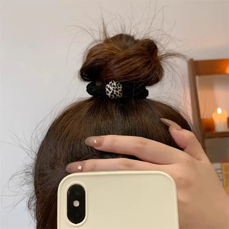 Brown Pearl Hair Band with Elastic Wrap — feature 9