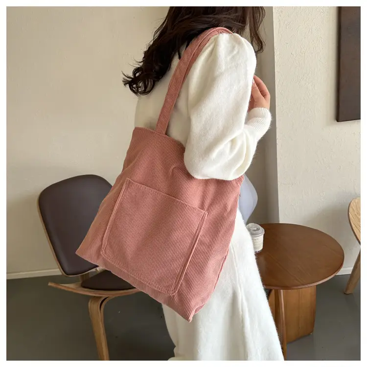 Large Capacity Western Style Tote Bag 2023 — feature 11