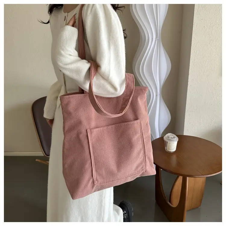 Large Capacity Western Style Tote Bag 2023 — feature 13