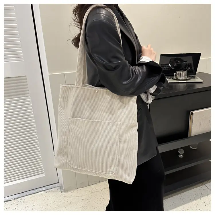 Large Capacity Western Style Tote Bag 2023 — feature 18