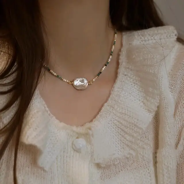 Romantic Pearl Necklace with Vintage Design - Image 3