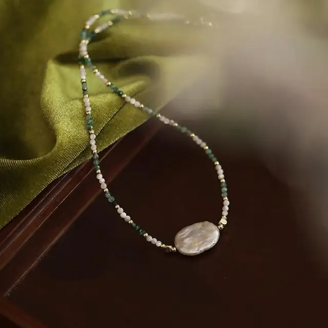 Romantic Pearl Necklace with Vintage Design - Image 4