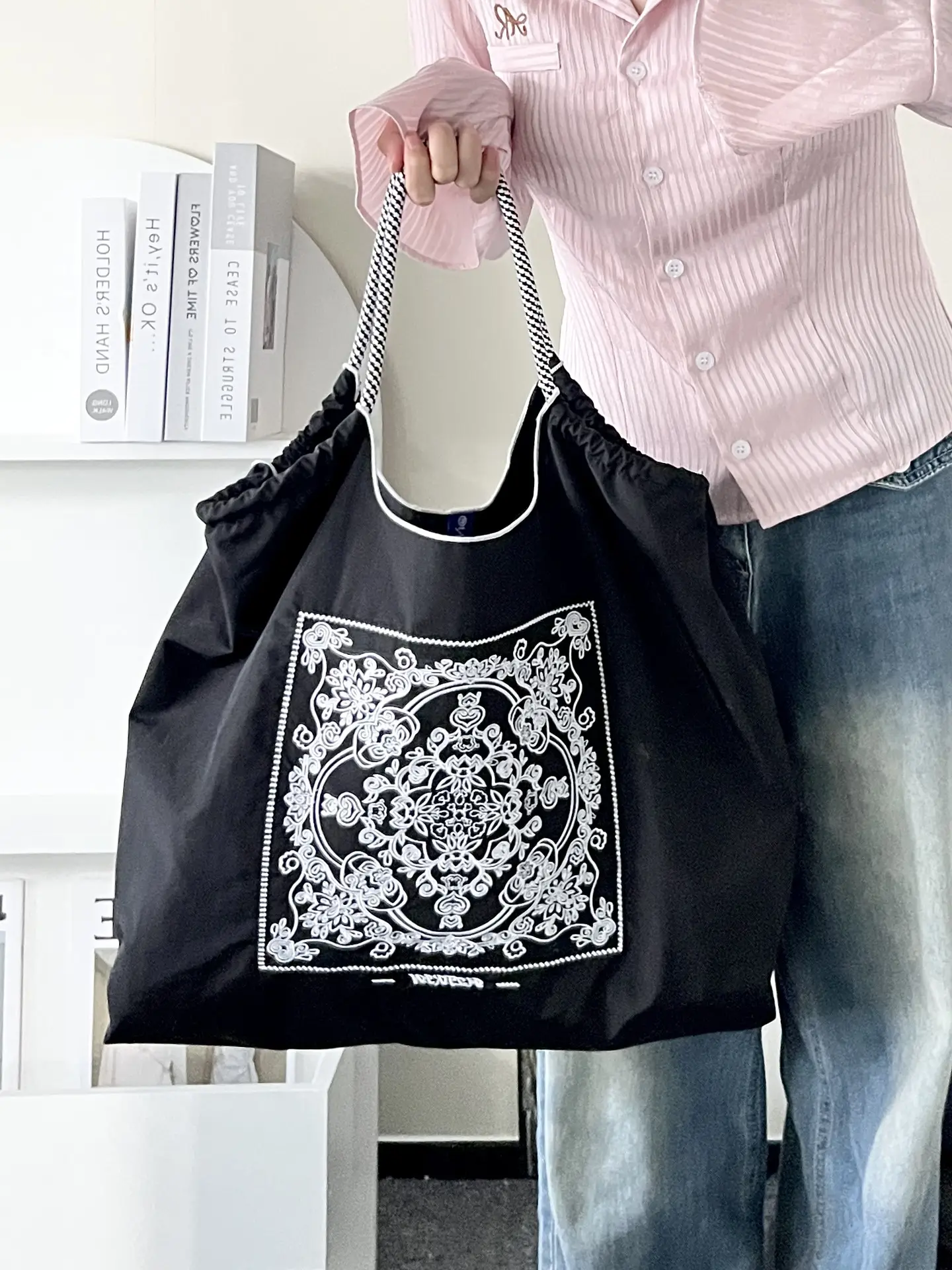 Black Embroidered Nylon Handbag Large Capacity - Image 4