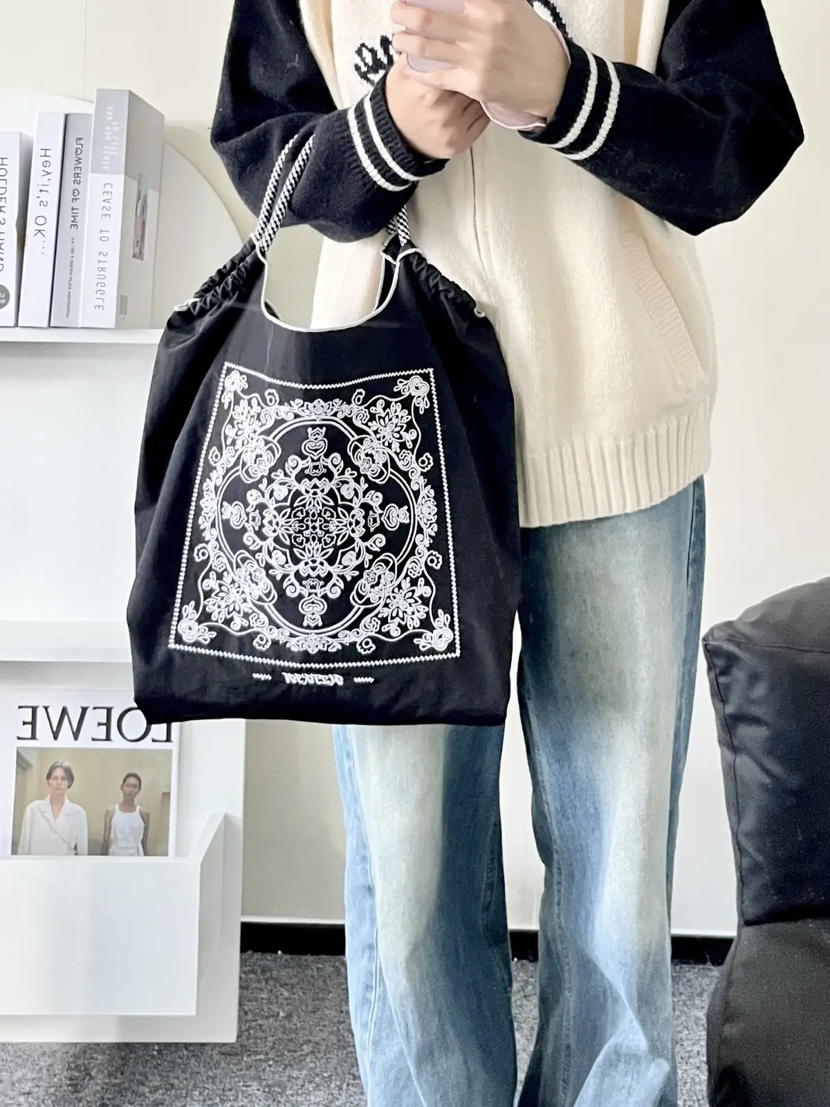 Black Embroidered Nylon Handbag Large Capacity - Image 6
