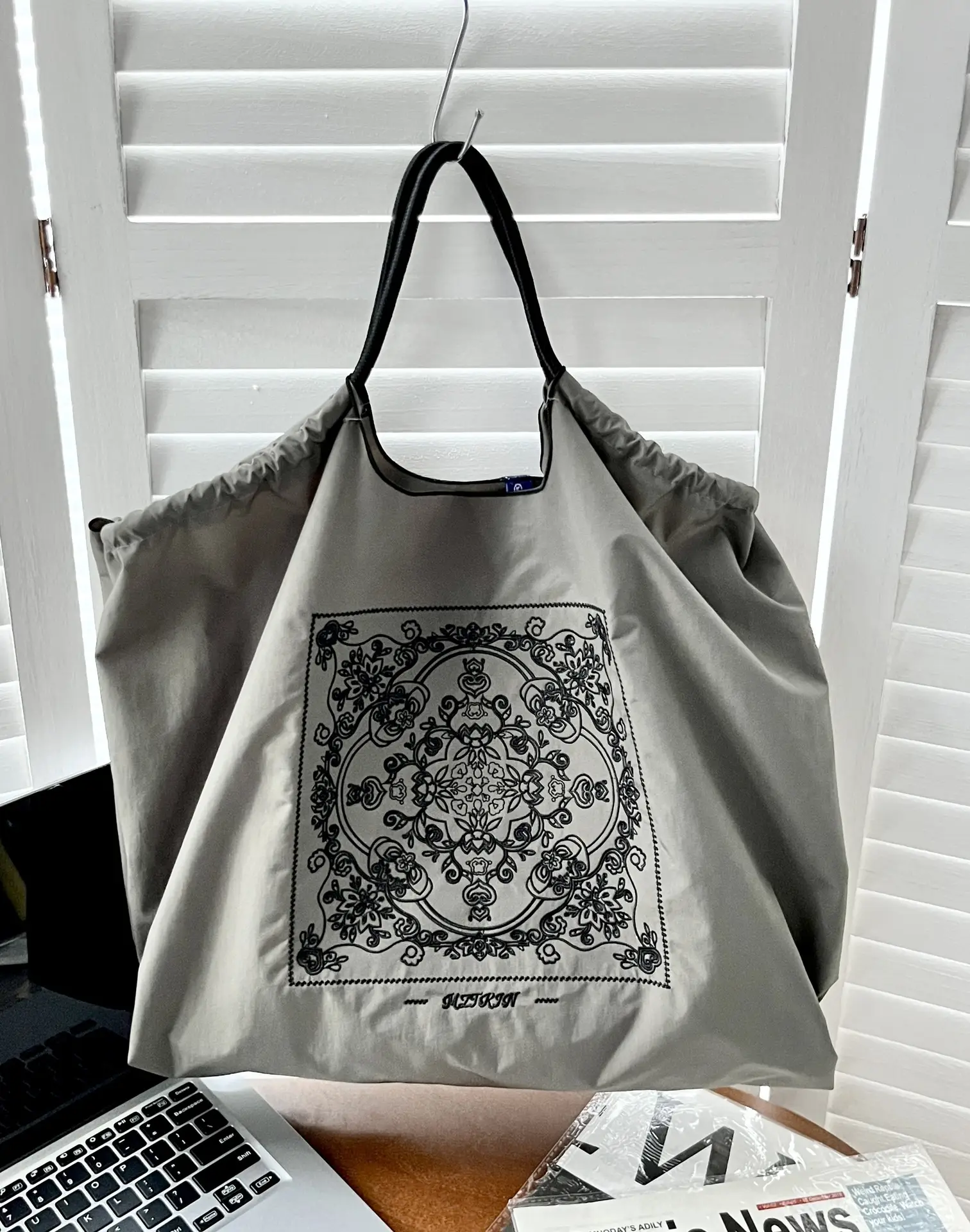 Black Embroidered Nylon Handbag Large Capacity — feature 4