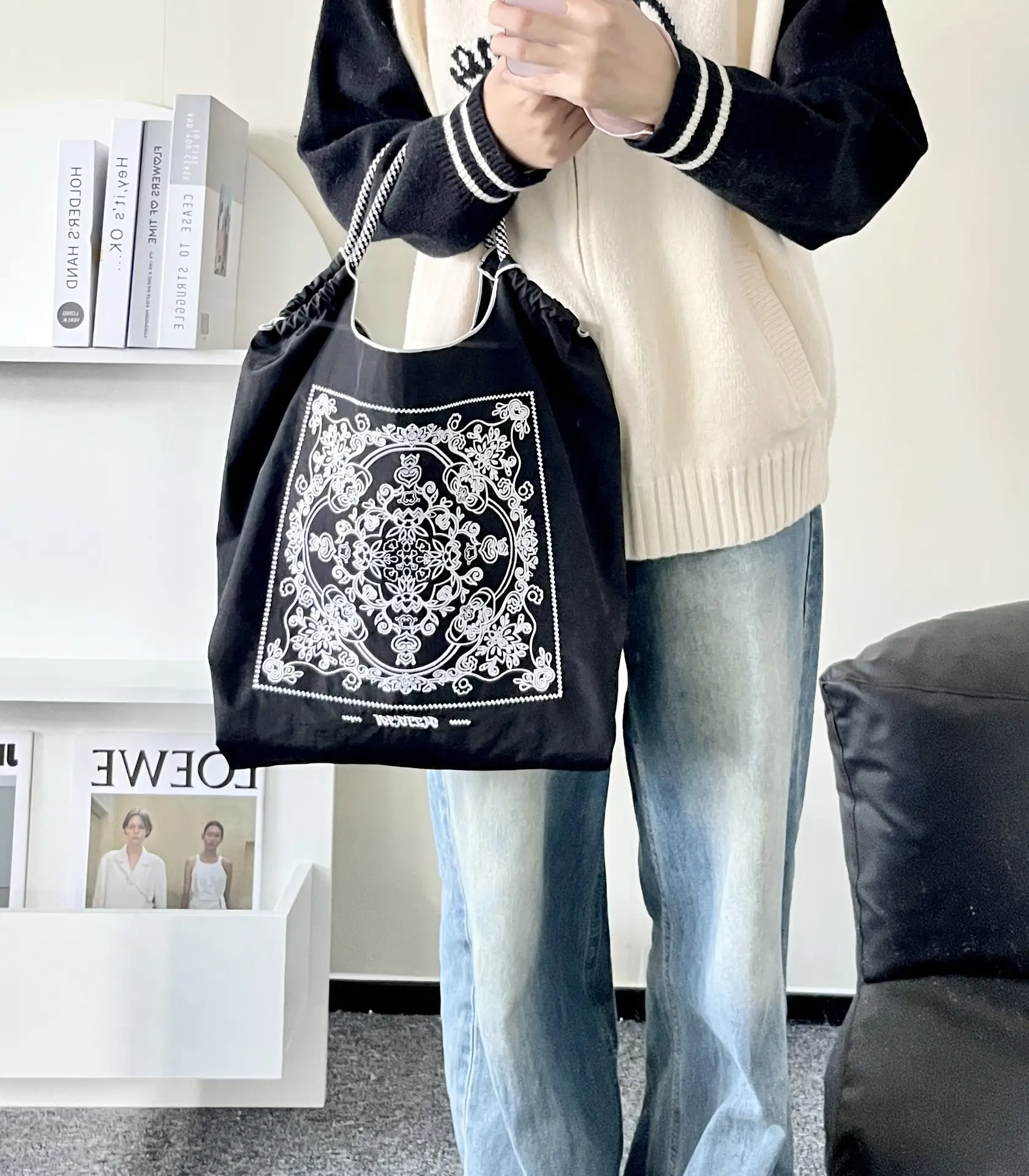 Black Embroidered Nylon Handbag Large Capacity — feature 6