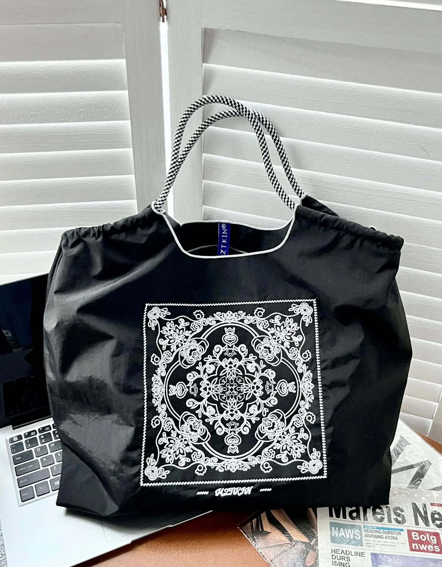 Black Embroidered Nylon Handbag Large Capacity — feature 8