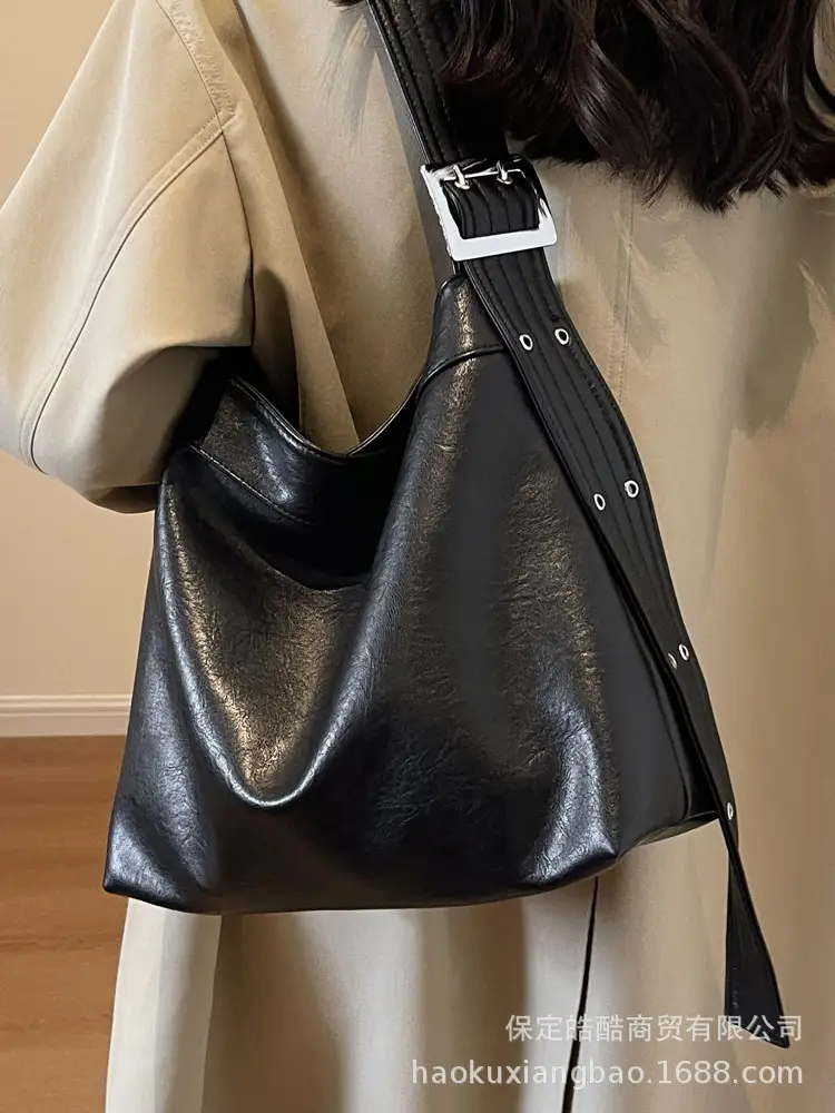Black Leather Shoulder Bag for Women Winter 2023