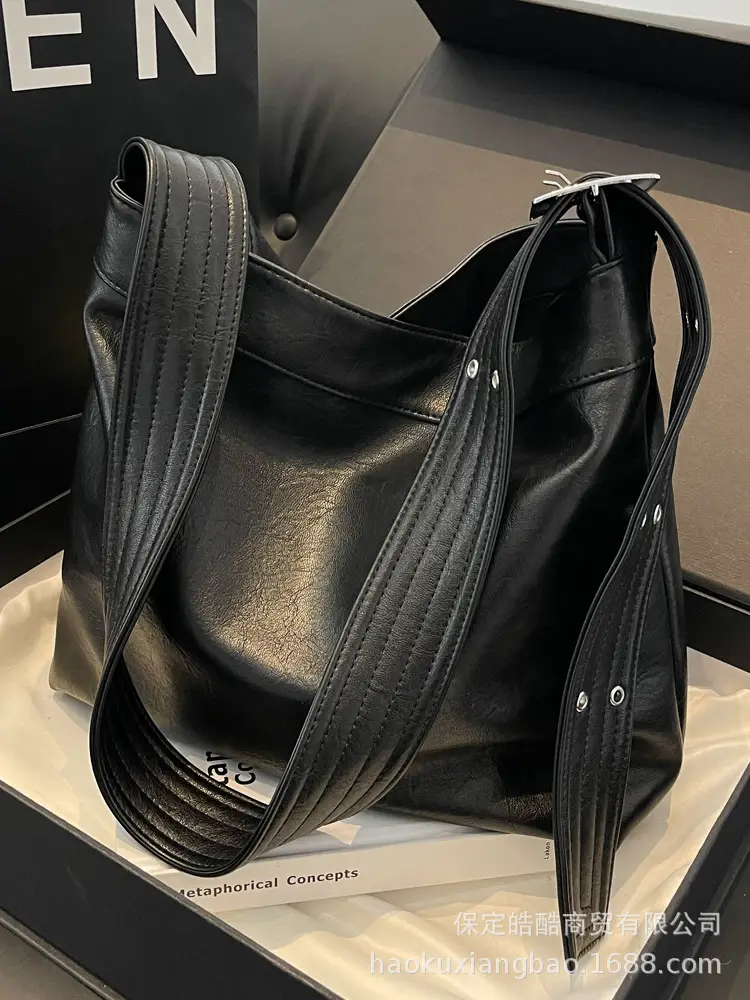 Black Leather Shoulder Bag for Women Winter 2023