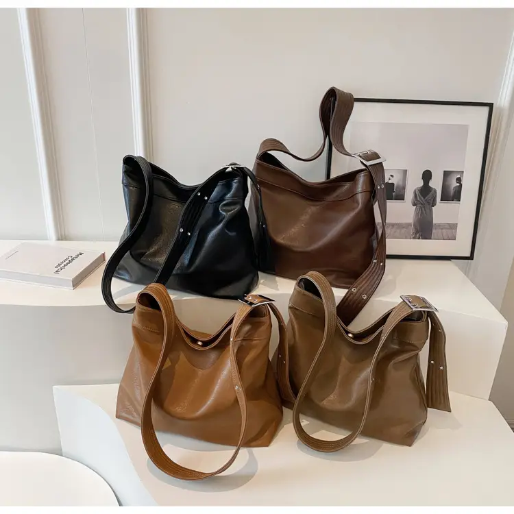 Black Leather Shoulder Bag for Women Winter 2023 — feature 12