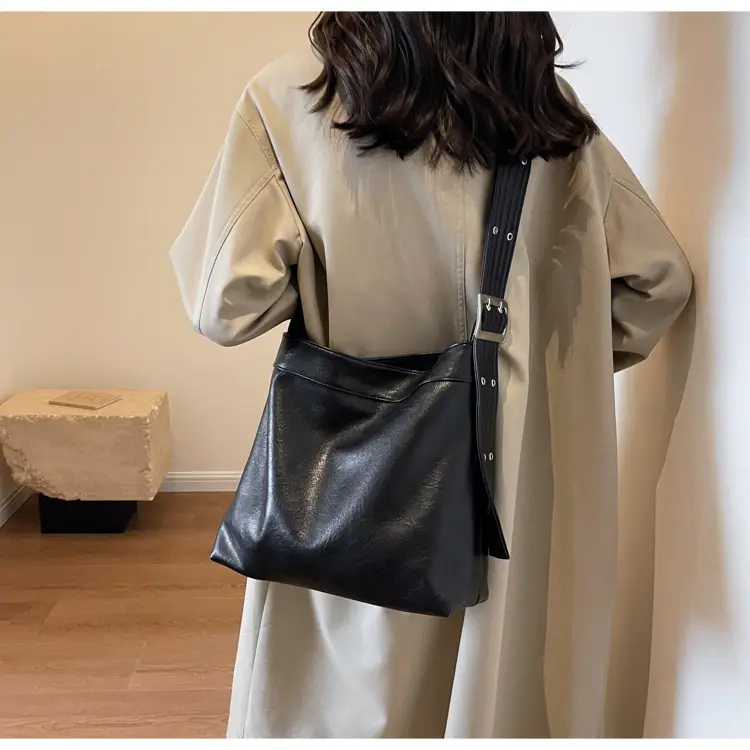 Black Leather Shoulder Bag for Women Winter 2023 — feature 13