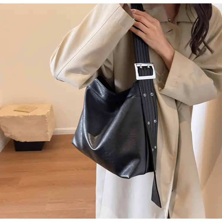 Black Leather Shoulder Bag for Women Winter 2023 — feature 14