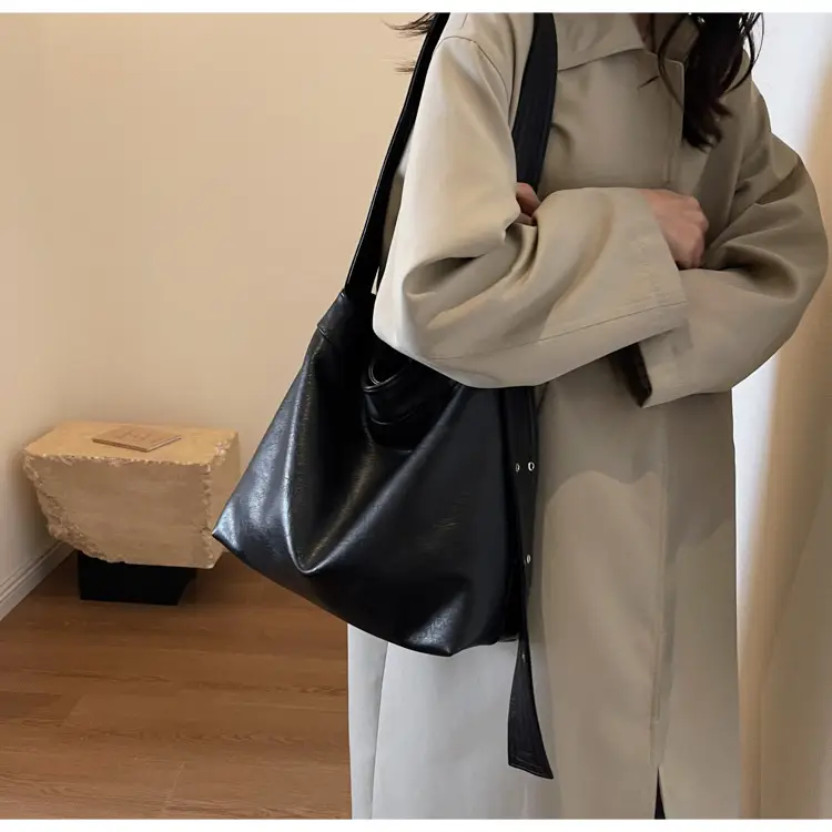 Black Leather Shoulder Bag for Women Winter 2023 — feature 15