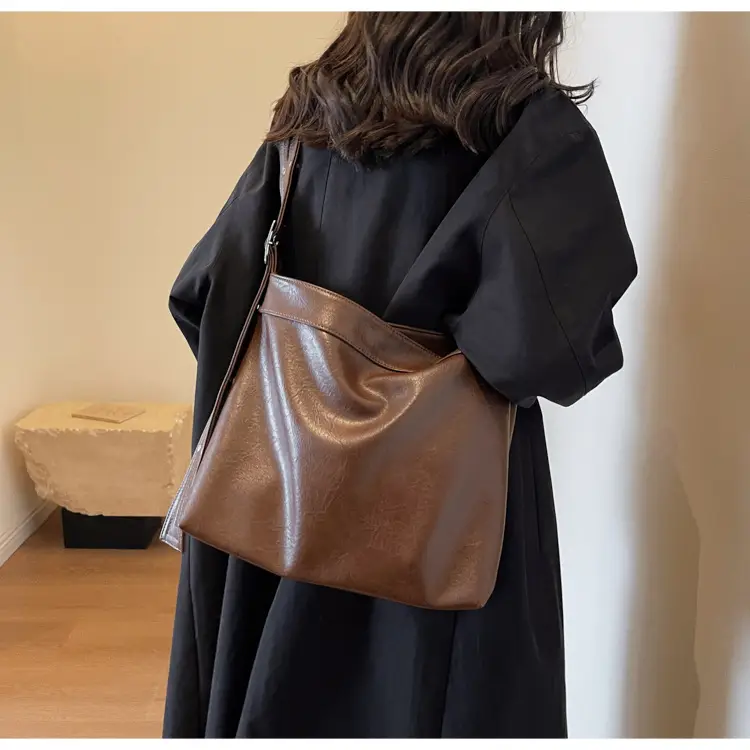 Black Leather Shoulder Bag for Women Winter 2023 — feature 16