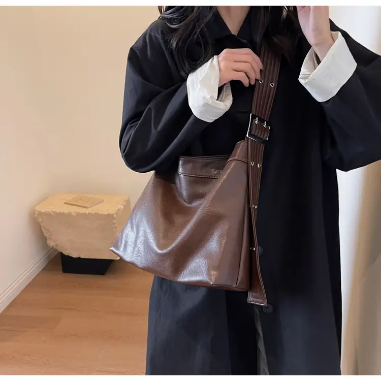 Black Leather Shoulder Bag for Women Winter 2023 — feature 17