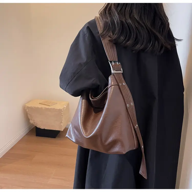 Black Leather Shoulder Bag for Women Winter 2023 — feature 18