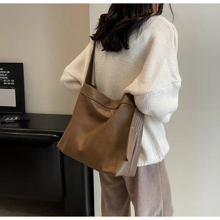 Black Leather Shoulder Bag for Women Winter 2023 — feature 19