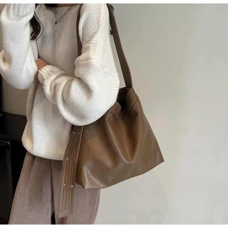 Black Leather Shoulder Bag for Women Winter 2023 — feature 20