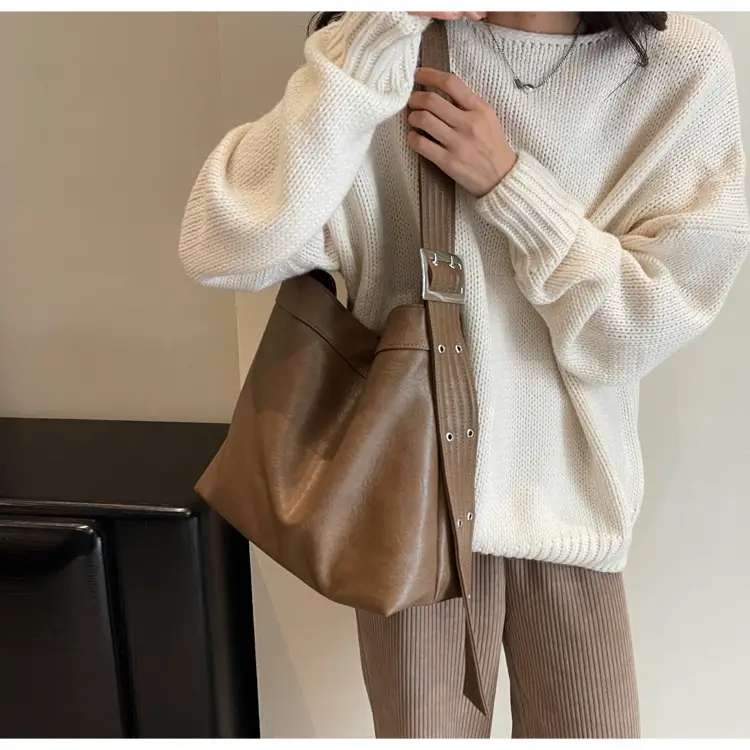 Black Leather Shoulder Bag for Women Winter 2023 — feature 21