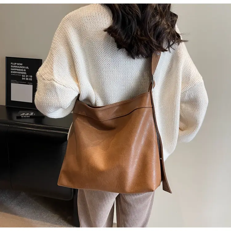 Black Leather Shoulder Bag for Women Winter 2023 — feature 23