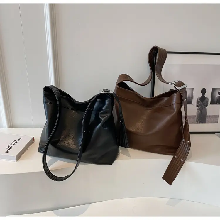 Black Leather Shoulder Bag for Women Winter 2023 — feature 25