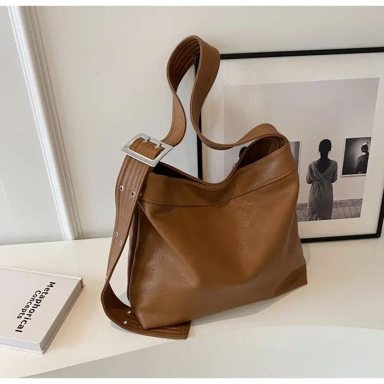 Black Leather Shoulder Bag for Women Winter 2023 — feature 27