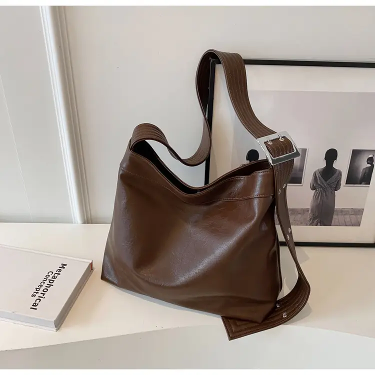 Black Leather Shoulder Bag for Women Winter 2023 — feature 29