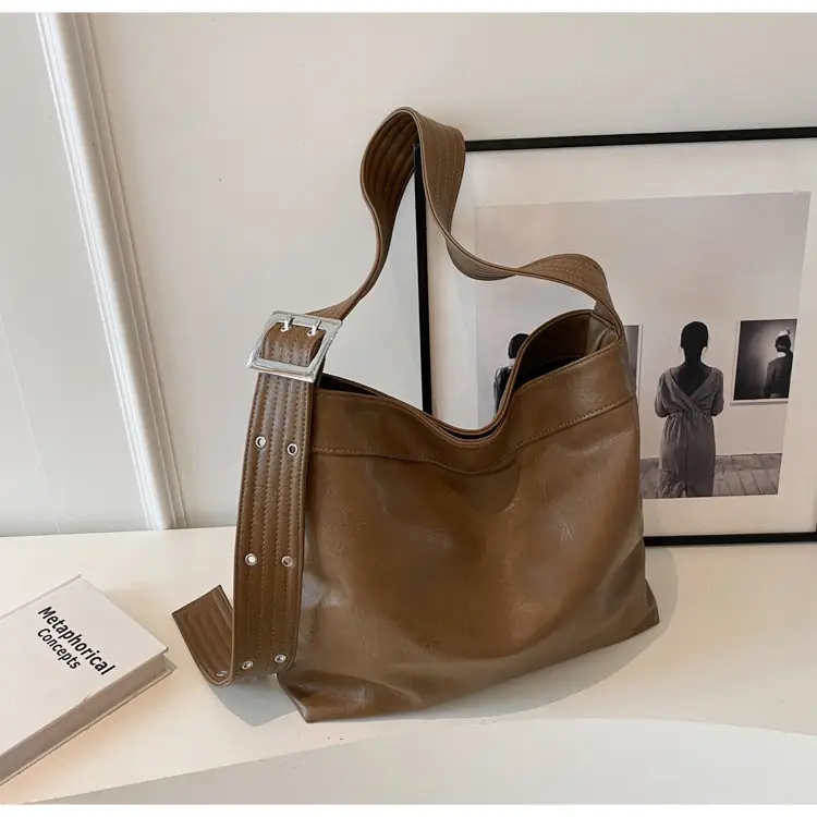 Black Leather Shoulder Bag for Women Winter 2023 — feature 31