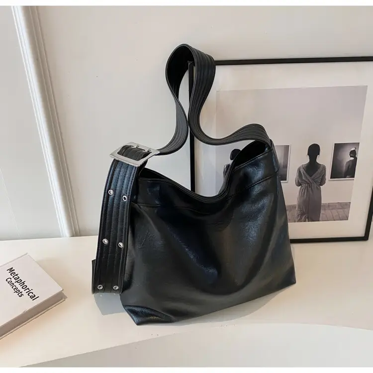 Black Leather Shoulder Bag for Women Winter 2023 — feature 32