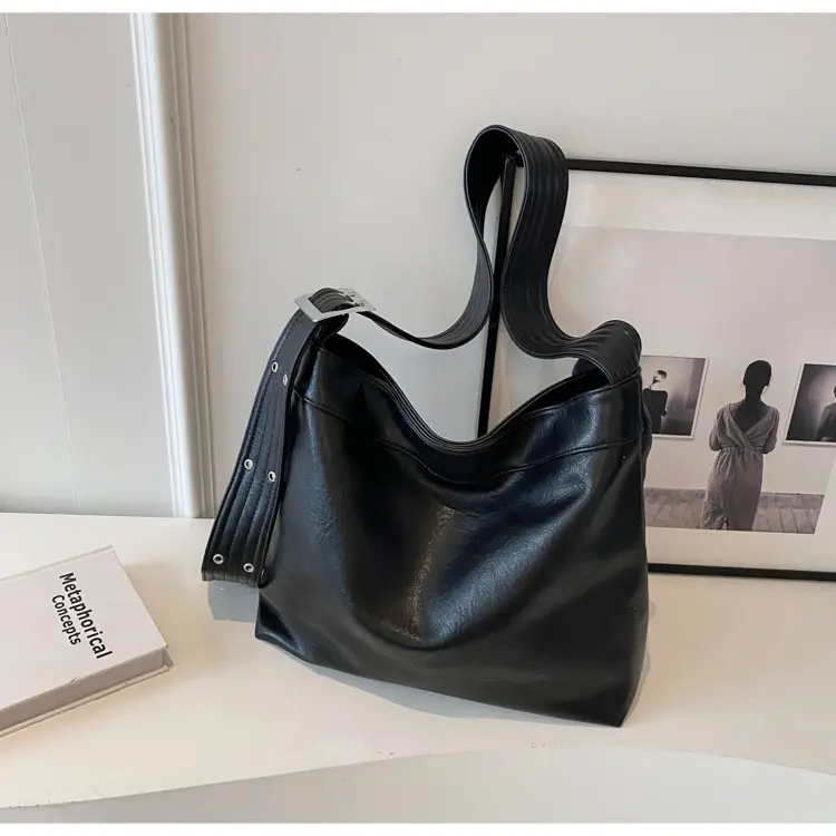 Black Leather Shoulder Bag for Women Winter 2023 — feature 33